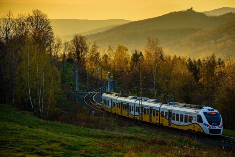 Najpiękniejsze pociągi turystyczne w Polsce – podróż z klimatem