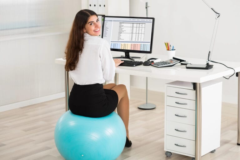 Proste ćwiczenia na poprawę samopoczucia przy biurku