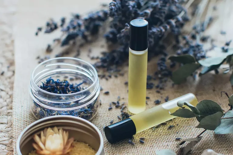 Przepisy na naturalne perfumy DIY – zapach, który tworzy Twoją historię