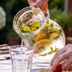 Woda czy kawa? Jak nawadniać się w biurze, by czuć się dobrze i mieć energię