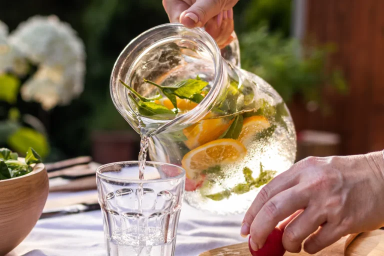 Woda czy kawa? Jak nawadniać się w biurze, by czuć się dobrze i mieć energię